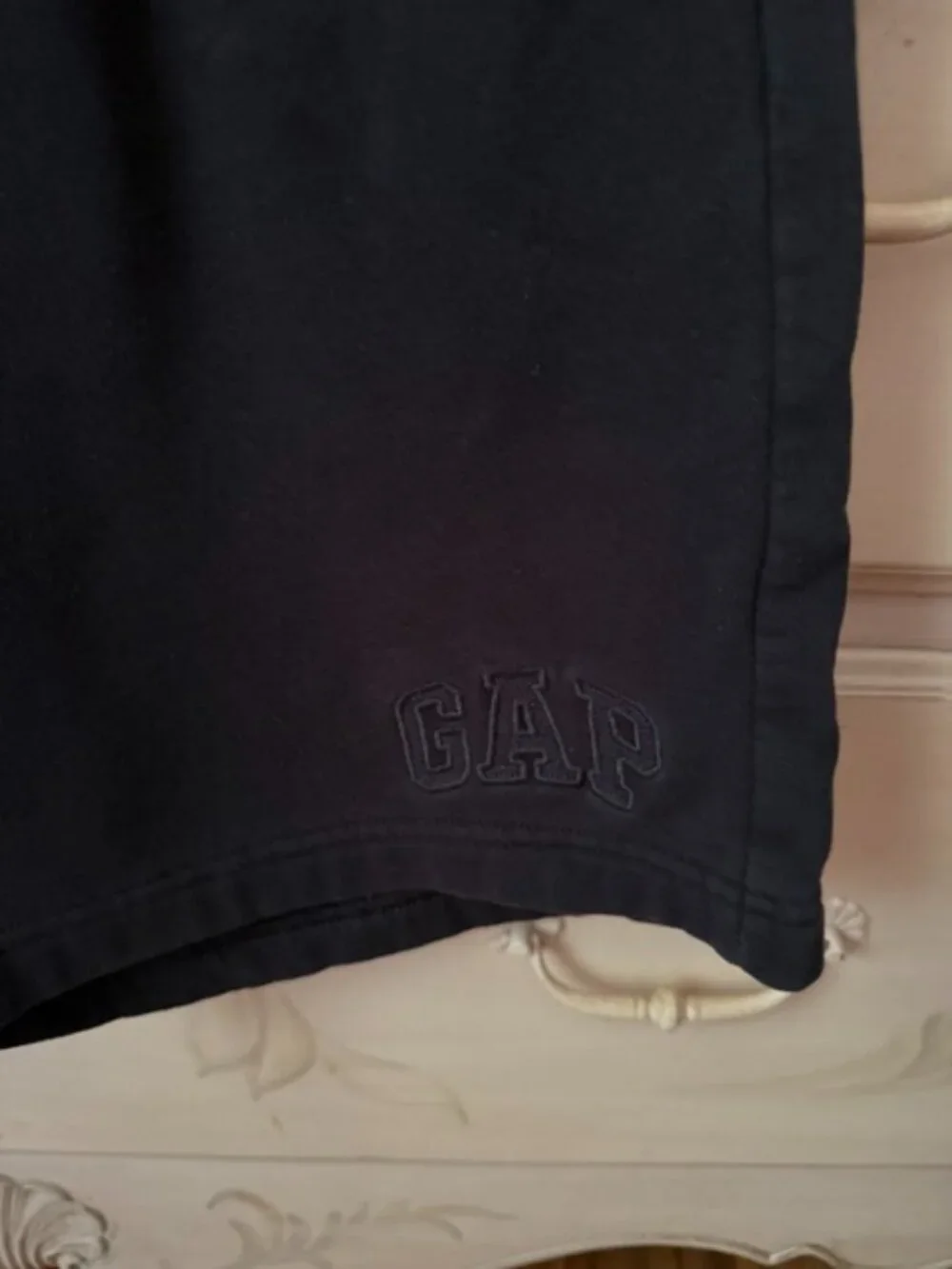 Gap Men's Black Sweat Shorts with Pockets- size large
